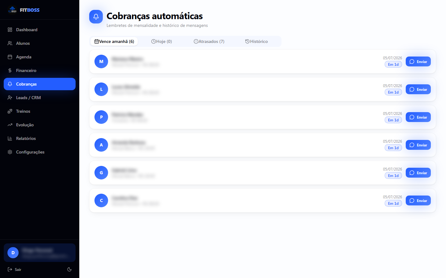 Cobranças automáticas do FitBoss com lembretes de mensalidade, nomes desfocados